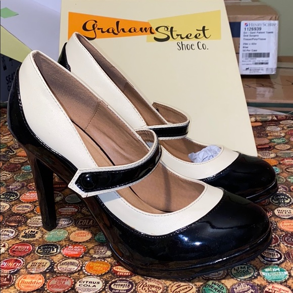 Classy Heel Indeed in Black/Cream - Picture 4 of 5